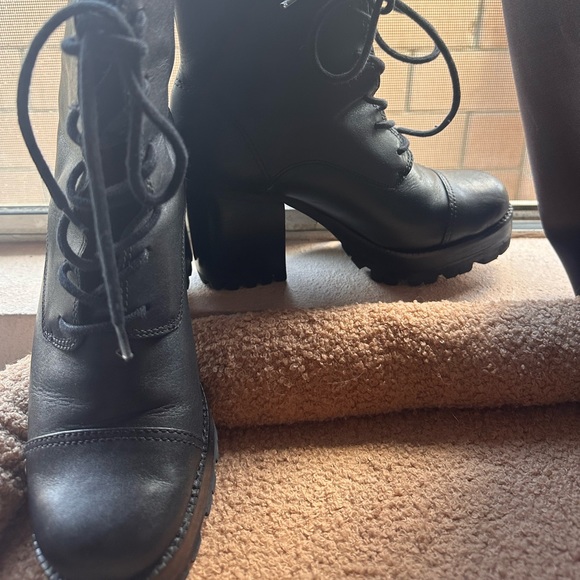 SCHUTZ LEATHER COMBAT STYLE BOOTS - Picture 2 of 3